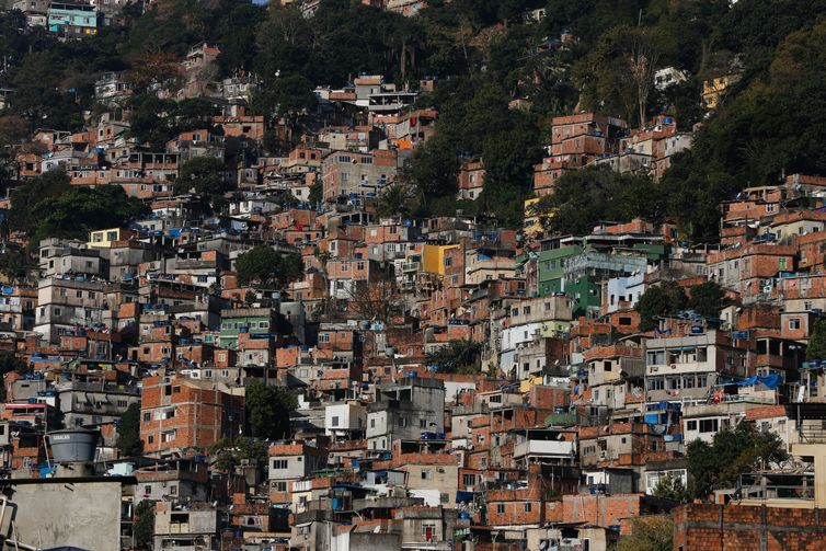 Criminosos sequestram cinco ônibus na zona norte do Rio de Janeiro