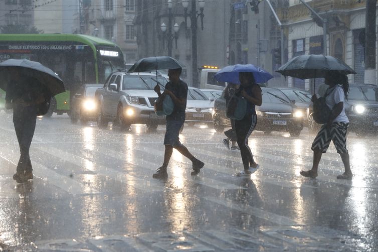 Chuvas em São Paulo deixam feridos e suspendem operação de montadora