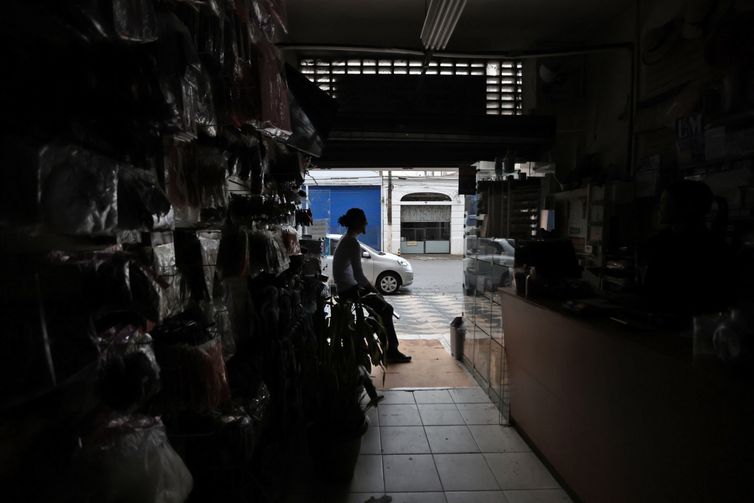 Vendavais, quedas de árvores e desabamentos deixam 8 feridos em SP