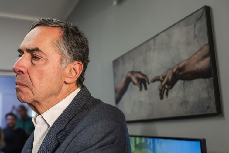 Barroso passa mal e é internado em hospital de Brasília