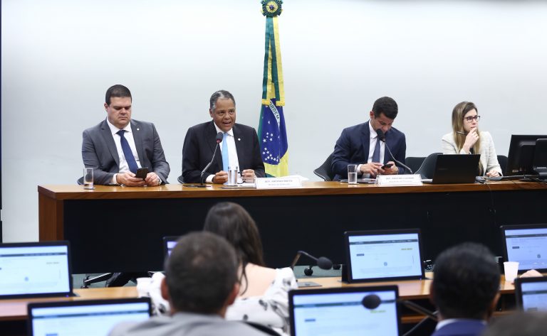 Comissão aprova novas regras de contratação e aposentadoria para agentes de saúde e de endemias