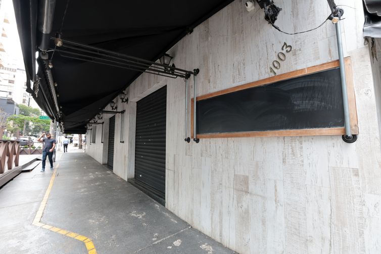 Vigilância Sanitária do DF interdita bebidas em rede de supermercados