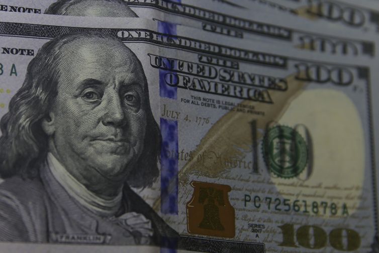 Dólar fecha abaixo de R$ 5,30 pela primeira vez desde junho de 2024
