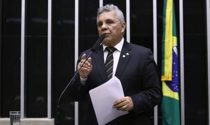 Câmara aprova regras para destinar imóveis de origem ilícita ao uso social em comunidades; acompanhe