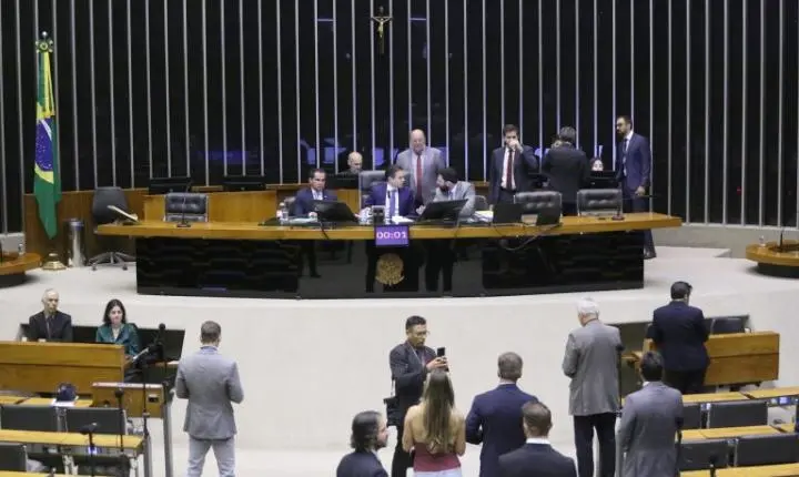 Câmara deve votar projetos sobre falsificação de bebidas e enfrentamento ao câncer de mama