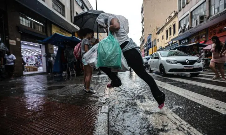 Frente fria muda o tempo e favorece chuvas no estado de São Paulo