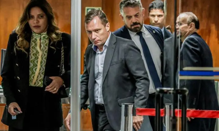 Trama golpista: Defesa de Mauro Cid pede ao STF extinção da pena